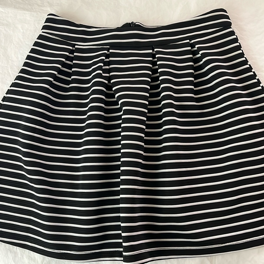 Women’s Primi Mini Skirt Size Small Black White Striped Textured